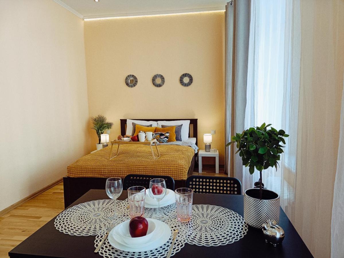 Centrally Located Studio Apartment Рига Екстериор снимка