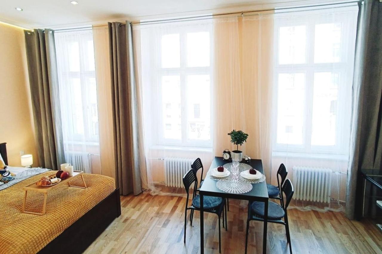 Centrally Located Studio Apartment Рига Екстериор снимка