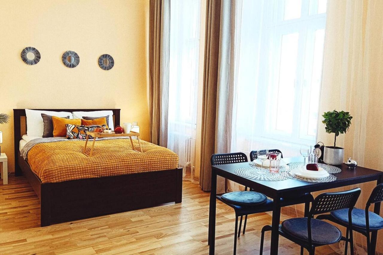 Centrally Located Studio Apartment Рига Екстериор снимка